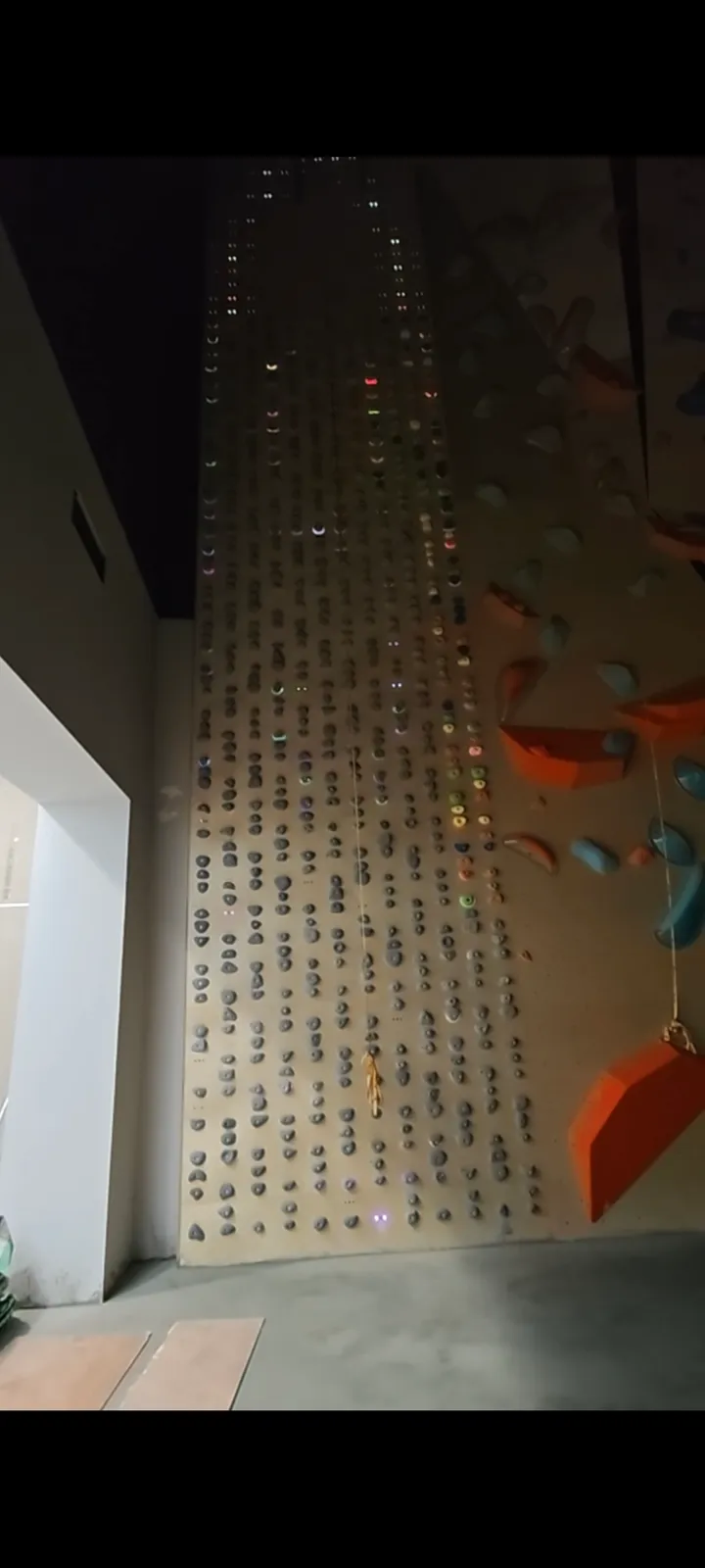 暗场岩壁 · 超高尺度